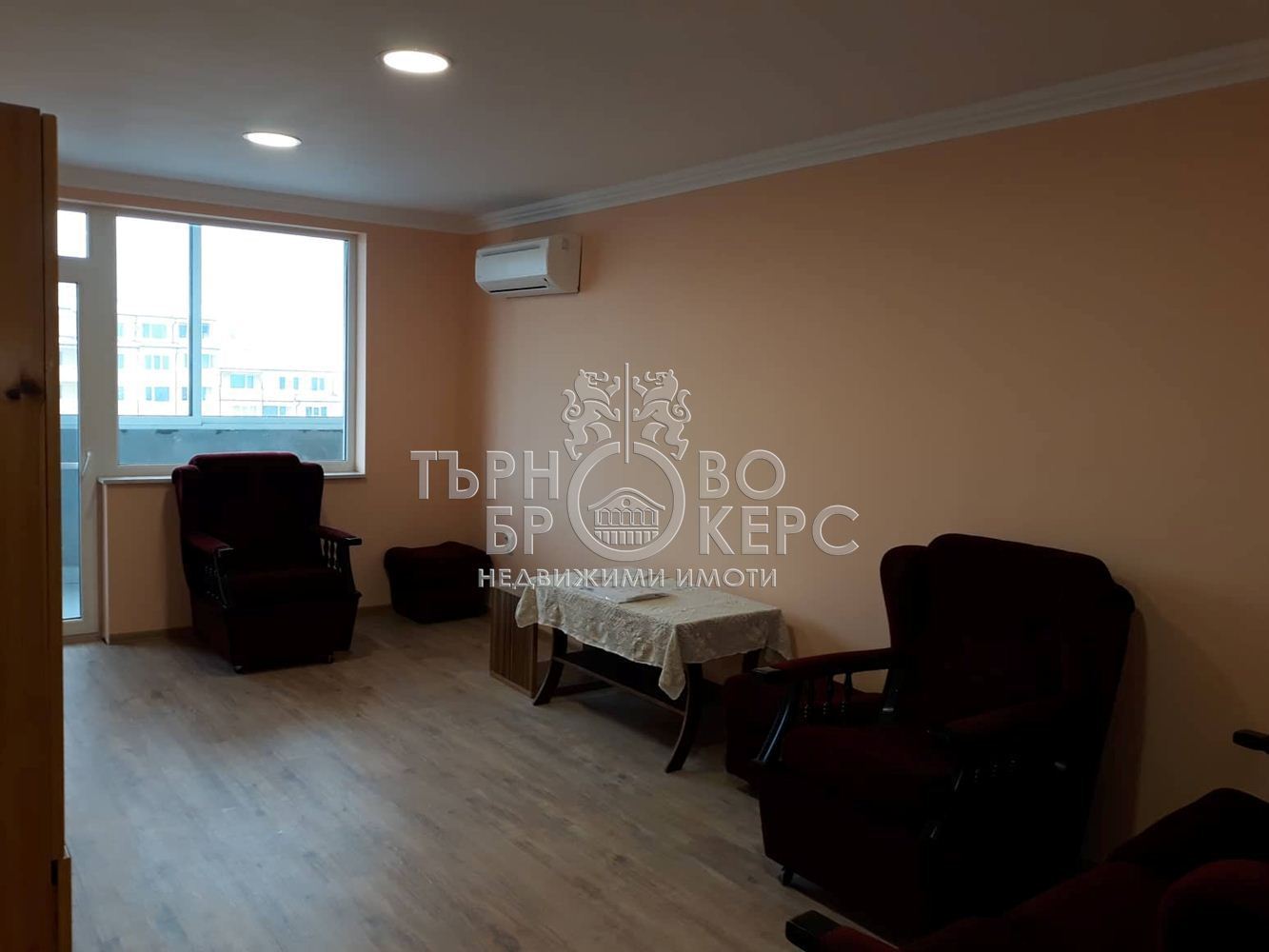 Тристаен апартамент  във  Велико Търново за 300  лв - Тристаен
