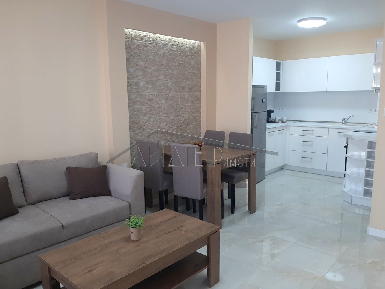 Двустаен апартамент  в  Пловдив за 650  лв - Отдава под наем 2-стаен